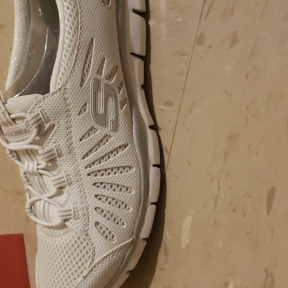 Girls white Size 6M Big idea shoes
